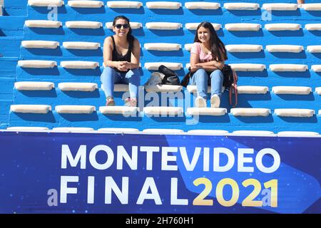 Montevideo, Uruguay, USA. 20 Nov 2021. Finali Copa Sudamericana: Athletico Paranaense e Red Bull Bragantino. I tifosi arrivano per la partita di calcio tra Athletico Paranense e Red Bull Bragantino, valida per la finale della Copa Sudamericana, che si tiene sabato 20 presso lo stadio Centenario, a Montevideo, in Uruguay. Credit: LECO Viana/TheNews2 (Credit Image: © Leco Viana/TheNEWS2 via ZUMA Press Wire) Foto Stock