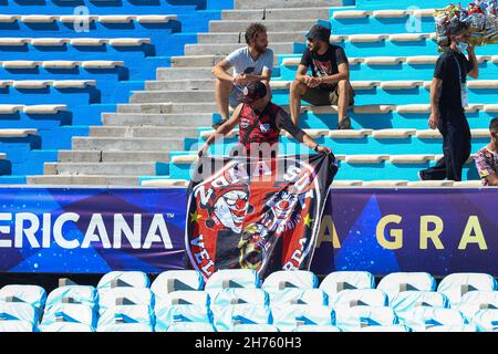 Montevideo, Uruguay, USA. 20 Nov 2021. Finali Copa Sudamericana: Athletico Paranaense e Red Bull Bragantino. I tifosi arrivano per la partita di calcio tra Athletico Paranense e Red Bull Bragantino, valida per la finale della Copa Sudamericana, che si tiene sabato 20 presso lo stadio Centenario, a Montevideo, in Uruguay. Credit: LECO Viana/TheNews2 (Credit Image: © Leco Viana/TheNEWS2 via ZUMA Press Wire) Foto Stock