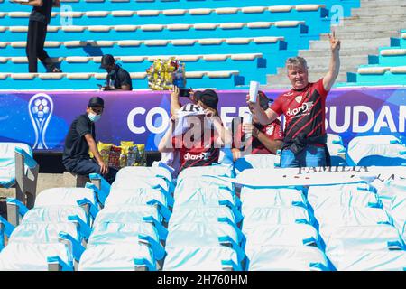 Montevideo, Uruguay, USA. 20 Nov 2021. Finali Copa Sudamericana: Athletico Paranaense e Red Bull Bragantino. I tifosi arrivano per la partita di calcio tra Athletico Paranense e Red Bull Bragantino, valida per la finale della Copa Sudamericana, che si tiene sabato 20 presso lo stadio Centenario, a Montevideo, in Uruguay. Credit: LECO Viana/TheNews2 (Credit Image: © Leco Viana/TheNEWS2 via ZUMA Press Wire) Foto Stock