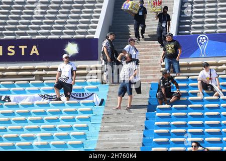 Montevideo, Uruguay, USA. 20 Nov 2021. Finali Copa Sudamericana: Athletico Paranaense e Red Bull Bragantino. I tifosi arrivano per la partita di calcio tra Athletico Paranense e Red Bull Bragantino, valida per la finale della Copa Sudamericana, che si tiene sabato 20 presso lo stadio Centenario, a Montevideo, in Uruguay. Credit: LECO Viana/TheNews2 (Credit Image: © Leco Viana/TheNEWS2 via ZUMA Press Wire) Foto Stock