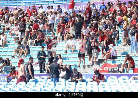 Montevideo, Uruguay, USA. 20 Nov 2021. Finali Copa Sudamericana: Athletico Paranaense e Red Bull Bragantino. I tifosi arrivano per la partita di calcio tra Athletico Paranense e Red Bull Bragantino, valida per la finale della Copa Sudamericana, che si tiene sabato 20 presso lo stadio Centenario, a Montevideo, in Uruguay. Credit: LECO Viana/TheNews2 (Credit Image: © Leco Viana/TheNEWS2 via ZUMA Press Wire) Foto Stock