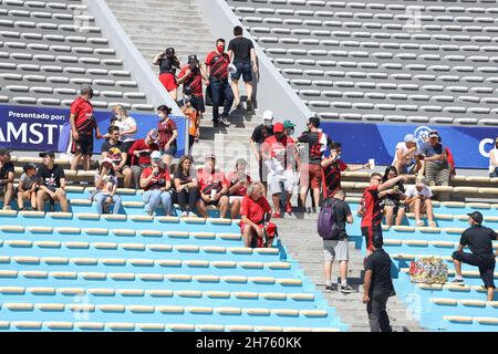 Montevideo, Uruguay, USA. 20 Nov 2021. Finali Copa Sudamericana: Athletico Paranaense e Red Bull Bragantino. I tifosi arrivano per la partita di calcio tra Athletico Paranense e Red Bull Bragantino, valida per la finale della Copa Sudamericana, che si tiene sabato 20 presso lo stadio Centenario, a Montevideo, in Uruguay. Credit: LECO Viana/TheNews2 (Credit Image: © Leco Viana/TheNEWS2 via ZUMA Press Wire) Foto Stock