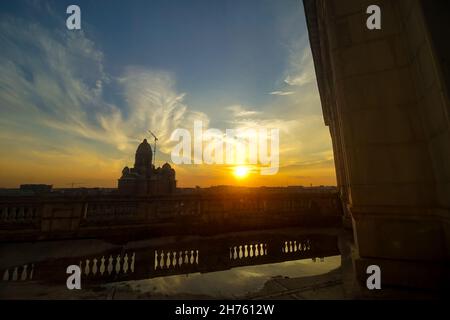 Bucarest, Romania - 05 novembre 2021: La Cattedrale della salvezza del popolo rumeno, edificio ancora in costruzione, può essere visto dal Palazzo di Sconosciuto Foto Stock