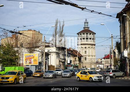 Bucarest, Romania - 18 novembre 2021: Foisorul de foc, la torre dei vigili del fuoco, costruita nel 1890, è un edificio alto 42 metri che è stato utilizzato in passato come obs Foto Stock