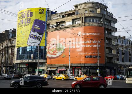 Bucarest, Romania - 18 novembre 2021: Un banner di Takeaway Food Delivery Company è visto su un blocco di appartamenti. Foto Stock