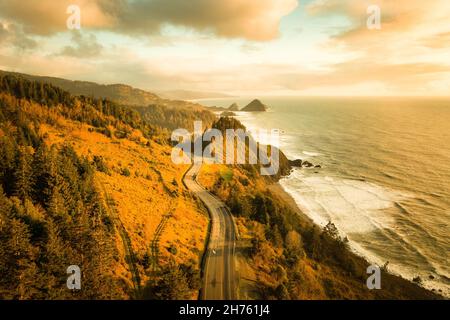 Pacific Coast Highway Oregon Coast al tramonto, vista dei droni Foto Stock