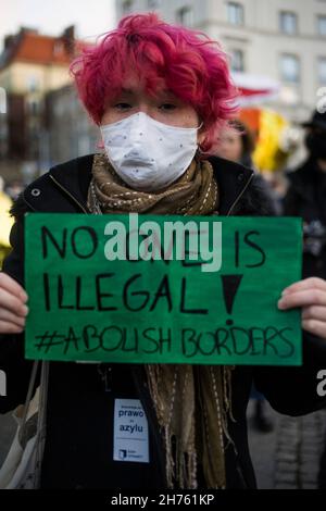 Un manifestante che tiene un cartello dicendo: "Nessuno è illegale, durante la manifestazione.Marsz Troski o Oszukanych (marcia di preoccupazione per il truffato) - sotto questo slogan, diverse persone hanno partecipato a una protesta per esprimere la loro preoccupazione per le persone che sono stati ingannati, Disperato e impotente a causa della crisi migratoria al confine tra Polonia e Bielorussia. Come affermano gli organizzatori, si trattava di un atto di solidarietà con i rifugiati e i migranti che sono rimasti intrappolati per settimane o mesi in una trappola di morte tra Polonia e Bielorussia, con tacita accettazione da parte di altri paesi europei. Foto Stock