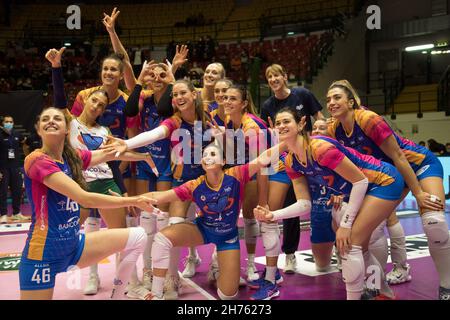 Felicità del team di vero Volley Monza durante il VBC ePiu Casalmaggiore, Volley Italian Serie A1 Women match a Monza (MB), Italy, November 20 2021 Foto Stock