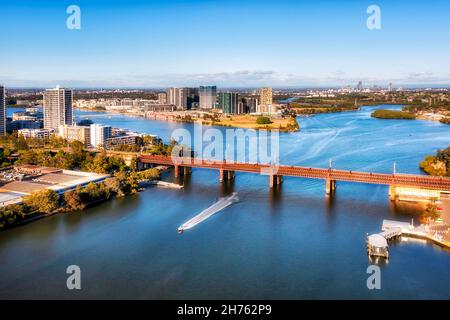 Ponte John Whitton sul fiume Parramatta tra Meadowbank e Wentworth Point - veduta aerea del paesaggio urbano. Foto Stock