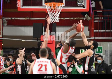 22	Jalen Jones OpenJobMetis Varese durante la partita del Campionato Italiano LBA tra Openjobmetis Varese e Bertram Dutthona Tortona, a Varese, il 20 novembre 2021. Foto Stock