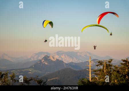 Parapendio hovering e volare sul Monte Gaisberg a Salisburgo, Austria durante il tramonto in estate. Europa. Foto Stock