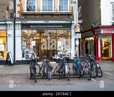 Cambridge, Cambridgeshire, Regno Unito – Novembre 16 2021. Una fila di biciclette e biciclette chiuse fuori dal centro visitatori del Kings College nella città di Cambr Foto Stock
