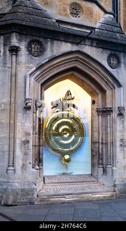 Cambridge, Cambridgeshire, Regno Unito – Novembre 16 2021. L'Orologio del Corpus, conosciuto anche come Orologio dei Grasshopper, all'esterno della Taylor Library, Corpus Christi Co Foto Stock