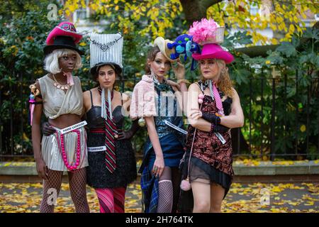 Londra, Regno Unito. 20 Nov 2021. I modelli presentano l'ultima collezione colorata di Pierre Garroudi in una delle speciali sfilate di moda flash mob del designer a Knightsbridge. (Foto di Pietro Recchia/SOPA Images/Sipa USA) Credit: Sipa USA/Alamy Live News Foto Stock