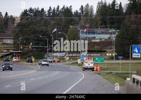 18 NOVEMBRE 2021 - ABBOTSFORD, BC, CANADA: Segnaletica stradale chiusa a causa di danni alle infrastrutture causati da inondazioni causate da forti piogge nella Fraser Valley. Foto Stock