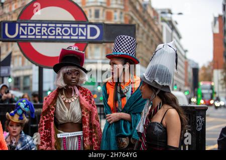 Londra, Regno Unito. 20 Nov 2021. I modelli presentano l'ultima collezione colorata di Pierre Garroudi in una delle speciali sfilate di moda flash mob del designer a Knightsbridge. (Foto di Pietro Recchia/SOPA Images/Sipa USA) Credit: Sipa USA/Alamy Live News Foto Stock