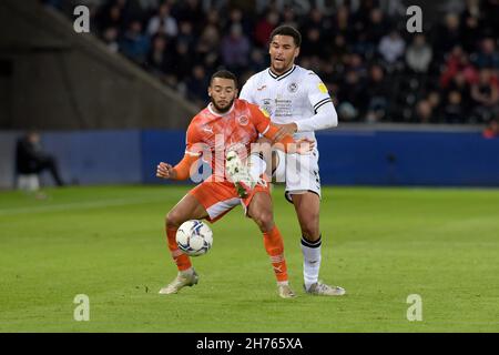 Swansea, Regno Unito. 20 Nov 2021. Ben Cabango della città di Swansea sfida Keshi Anderson di Blackpool. EFL Skybet Championship match, Swansea City / Blackpool allo Stadio Swansea.com di Swansea sabato 20 novembre 2021. Questa immagine può essere utilizzata solo per scopi editoriali. Solo per uso editoriale, licenza richiesta per uso commerciale. Nessun uso in scommesse, giochi o un singolo club / campionato / giocatori pubblicazioni. pic di Andrew Dowling/ credito: Andrew Orchard sport fotografia / Alamy Live News Foto Stock