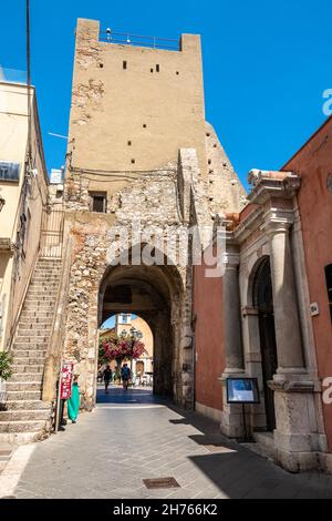 Vista della torre dell'orologio e della porta centrale a Taormina, Italia Foto Stock