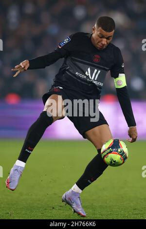 Parigi, Francia, 20 novembre 2021. Kylian Mbappe del PSG controlla la palla durante la partita Ligue 1 al Parc des Princes di Parigi. Il credito d'immagine dovrebbe essere: Jonathan Moscrop / Sportimage Foto Stock