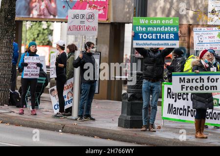 Seattle, Stati Uniti. 20 Nov 2021. I manifestanti di antivaxx di mezza giornata al Westlake Park nel centro città. Il presidente Joe Biden ha chiesto un ampio mandato per il vaccino che colpirà milioni di lavoratori. Un mandato maschera indoor è stato ripristinato dal governatore Jay Inslee dopo un'impennata nella variante Delta divenne il ceppo dominante Covid-19 nello stato di Washington. Credit: James Anderson/Alamy Live News Foto Stock