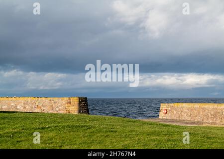 BUCKIE, MORAY, SCOZIA - 19 NOVEMBRE 2021: Questo è il sole che splende sulle vecchie parti di Buckpool Harbour all'interno di Buckie, Moray, Scozia, il 19 novembre Foto Stock