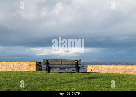 BUCKIE, MORAY, SCOZIA - 19 NOVEMBRE 2021: Questo è il sole che splende sulle vecchie parti di Buckpool Harbour all'interno di Buckie, Moray, Scozia, il 19 novembre Foto Stock