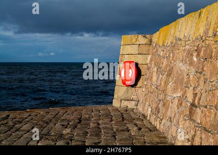 BUCKIE, MORAY, SCOZIA - 19 NOVEMBRE 2021: Questo è il sole che splende sulle vecchie parti di Buckpool Harbour all'interno di Buckie, Moray, Scozia, il 19 novembre Foto Stock