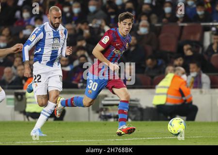 Barcellona, Spagna. 20 Nov 2021. Barcellona, Spagna, 20 novembre 2021: Aleix VidalÊ (22 Espanyol) e 'Gavi' Pablo Martin (30 FC Barcellona) durante la partita LaLiga Santander tra Barcellona ed Espanyol allo stadio Camp Nou di Barcellona, Spagna. Rafa Huerta/SPP Credit: SPP Sport Press Photo. /Alamy Live News Foto Stock