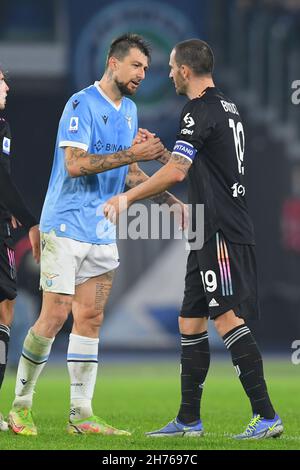 Roma, Italia. 20 Nov 2021. ROMA, ITALIA - Novembre 20 : Francesco Acerbi (L) SS Lazio gesti a Leonardo Bonucci (R) al Juventus FC durante la Serie Italiana Una partita di calcio tra SS Lazio e FC Juventus Stadio Olimpico il 20 Novembre 2021 a Roma Italia Credit: Independent Photo Agency/Alamy Live News Foto Stock