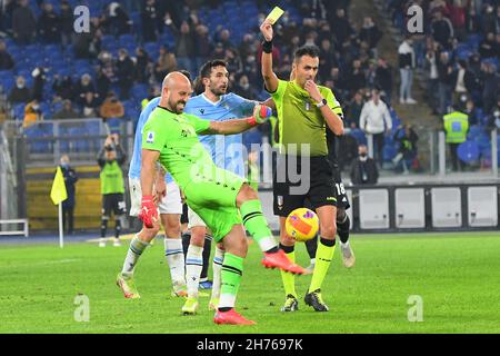 Roma, Italia. 20 Nov 2021. ROMA, ITALIA - Novembre 20 : il Referee Marco Guida gestisce la carta gialla al portiere Jose' Manuel Reina durante la Serie Italiana Una partita di calcio tra SS Lazio e FC Juventus Stadio Olimpico il 20 Novembre 2021 a Roma Italia Credit: Independent Photo Agency/Alamy Live News Foto Stock