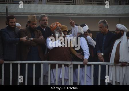 Peshawar, Khyber Pakhtunkhwa, Pakistan. 20 Nov 2021. Partito di opposizione Pakistan movimento democratico (PDM) fase una manifestazione a Peshawar per protestare contro l'inflazione, la disoccupazione e altre questioni economiche. (Credit Image: © Hussain Ali/Pacific Press via ZUMA Press Wire) Foto Stock