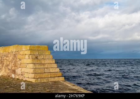 BUCKIE, MORAY, SCOZIA - 19 NOVEMBRE 2021: Questo è il sole che splende sulle vecchie parti di Buckpool Harbour all'interno di Buckie, Moray, Scozia, il 19 novembre Foto Stock