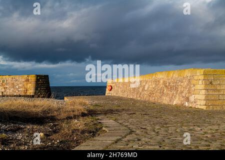 BUCKIE, MORAY, SCOZIA - 19 NOVEMBRE 2021: Questo è il sole che splende sulle vecchie parti di Buckpool Harbour all'interno di Buckie, Moray, Scozia, il 19 novembre Foto Stock