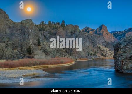 luna che sorge sul fiume missouri e scogliere vicino a dearborn, montana Foto Stock