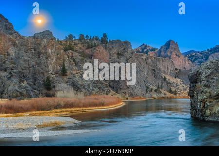 luna che sorge sul fiume missouri e scogliere vicino a dearborn, montana Foto Stock