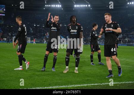 Il centrocampista francese Adrien Rabiot il forward italiano di Moise Kean il Fillandese di Juventus Dejan Kulusevski festeggia la vittoria con i suoi sostenitori durante la Serie A partita di calcio tra SS Lazio e Juventus allo Stadio Olimpico di Roma, centro Italia, il 20 novembre 2021. Foto Stock