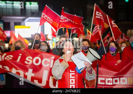 Valencia, Spagna. 20 Nov 2021. Una portavoce della CCOO (Commissioni dei lavoratori) che parla di un megafono, durante la dimostrazione di un finanziamento equo per la Comunità Valenciana. Fino ad oggi, la Comunità Valenciana continua ad essere la comunità autonoma finanziata più duramente in Spagna, con un reddito pro capite di dodici punti al di sotto della media, Ciò significa che il territorio valenciano riceve 215 euro in meno a persona rispetto alla media dello Stato spagnolo, e fino a 703 euro in meno rispetto alla comunità autonoma meglio finanziata. Credit: SOPA Images Limited/Alamy Live News Foto Stock