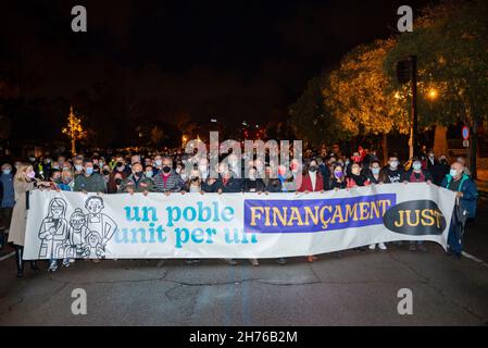 Valencia, Spagna. 20 Nov 2021. I manifestanti che detengono un cartello con la dicitura "Un popolo unito da un finanziamento equo” durante la dimostrazione di un finanziamento equo per la Comunità valenciana. Fino ad oggi, la Comunità valenciana continua ad essere la comunità autonoma più difettosa finanziata in Spagna, con un reddito pro capite di dodici punti al di sotto della media, Ciò significa che il territorio valenciano riceve 215 euro in meno a persona rispetto alla media dello Stato spagnolo, e fino a 703 euro in meno rispetto alla comunità autonoma meglio finanziata. Credit: SOPA Images Limited/Alamy Live News Foto Stock