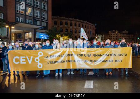 Valencia, Spagna. 20 Nov 2021. I manifestanti che detengono un cartello con la dicitura "la società unita per un finanziamento equo" durante la dimostrazione di un finanziamento equo per la Comunità valenciana. Fino ad oggi, la Comunità valenciana continua ad essere la comunità autonoma più difettosa finanziata in Spagna, con un reddito pro capite di dodici punti al di sotto della media, Ciò significa che il territorio valenciano riceve 215 euro in meno a persona rispetto alla media dello Stato spagnolo, e fino a 703 euro in meno rispetto alla comunità autonoma meglio finanziata. Credit: SOPA Images Limited/Alamy Live News Foto Stock