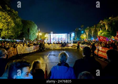 Valencia, Spagna. 20 Nov 2021. Lettura manifesta durante la dimostrazione di un finanziamento equo per la Comunità valenciana. Fino ad oggi, la Comunità valenciana continua ad essere la comunità autonoma finanziata più duramente in Spagna, con un reddito pro capite di dodici punti al di sotto della media; Ciò significa che il territorio valenciano riceve 215 euro in meno a persona rispetto alla media dello Stato spagnolo, e fino a 703 euro in meno rispetto alla comunità autonoma meglio finanziata. Credit: SOPA Images Limited/Alamy Live News Foto Stock