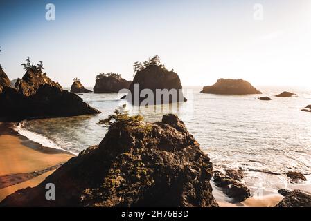 Tramonto sulle rocce di Secret Beach Foto Stock