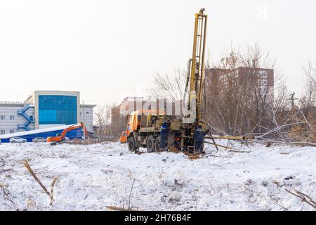 18 novembre 2021, Kemerovo, Russia. Prima dell'inizio della costruzione, vengono effettuati studi geologici della struttura e della profondità di congelamento del suolo u Foto Stock