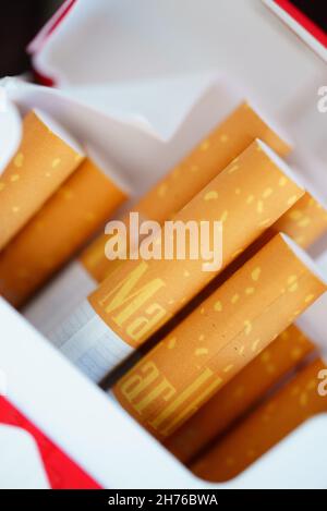 Un'immagine ravvicinata delle sigarette rosse di Marlboro all'interno di un pacchetto aperto di sigarette. Foto Stock