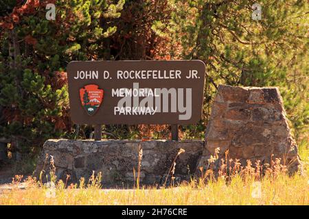 Un cartello apposto dal National Park Service segna l'ingresso al John D. Rockefeller Jr. Memorial Parkway nello stato del Wyoming Foto Stock