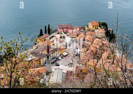 Tetti di tegole arancioni di vecchie case sulle rive del Lago di Como. Vista dall'alto Foto Stock