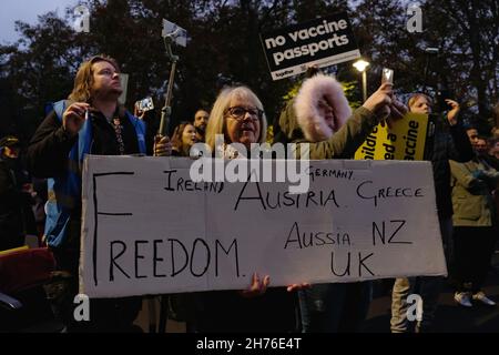 Londra, Regno Unito, 17 novembre 2021. Migliaia di manifestanti del passaporto anti-vaccino hanno marciato nel centro di Londra contro la vaccinazione obbligatoria di Covid e i passaporti sanitari associati. In una dimostrazione di solidarietà con i cittadini austriaci il cui governo dovrebbe rendere obbligatorie le vaccinazioni Covid-19 a partire dal febbraio 2022 - il primo paese europeo a farlo, il gruppo ha dimostrato al di fuori dell'ambasciata della nazione a Londra. L'Austria ha inizialmente annunciato un blocco per i non vaccinati, anche se ora è stata estesa a livello nazionale, fino al 12 dicembre. Credit: Undicesima ora Fotografia/Alamy Live News Foto Stock