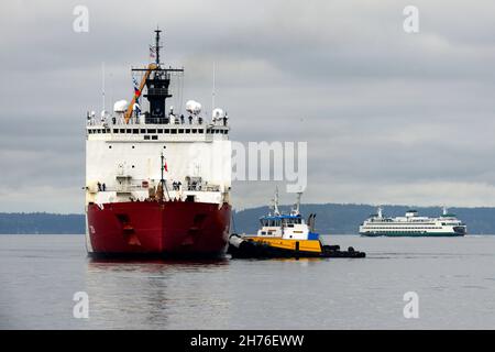 L'equipaggio a bordo della Guardia Costiera degli Stati Uniti Cutter Healy (WAGB-20) si avvicina al molo alla base Seattle Sabato, 20 novembre, dopo aver completato un dispiegamento di 22,000 miglia, 133 giorni che circumnavigano il Nord America. Durante il viaggio, l'equipaggio ha fornito la presenza di superficie degli Stati Uniti nell'Artico, ha sostenuto missioni di ricerca oceanografica ad alta latitudine, ha partecipato a un esercizio internazionale di ricerca e salvataggio, e ha impegnato in esercizi di passaggio con navi di superficie dalla Marina degli Stati Uniti, dalla Marina canadese e dalla Marina messicana. (STATI UNITI Foto della Guardia Costiera di Petty ufficiale terza classe Michael Clark) Foto Stock