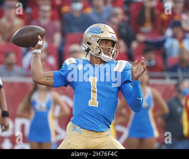 20 novembre 2021 UCLA Bruins quarterback Dorian Thompson-Robinson #1 lancia un pass durante la partita di football NCAA tra i Bruins UCLA e i Trojan USC al Los Angeles Coliseum, California. Credito fotografico obbligatorio : Charles Bao/CSM Foto Stock