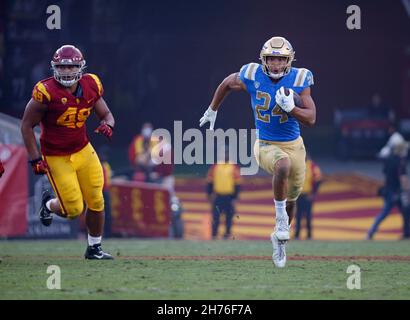 20 novembre 2021 UCLA Bruins running back Zach Charcoonnet #24 porta la palla durante la partita di football NCAA tra i Bruins UCLA e i Trojan USC al Los Angeles Coliseum, California. Credito fotografico obbligatorio : Charles Bao/CSM Foto Stock