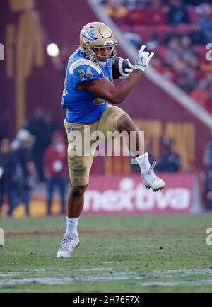 20 novembre 2021 UCLA Bruins running back Zach Charcoonnet #24 porta la palla durante la partita di football NCAA tra i Bruins UCLA e i Trojan USC al Los Angeles Coliseum, California. Credito fotografico obbligatorio : Charles Bao/CSM Foto Stock